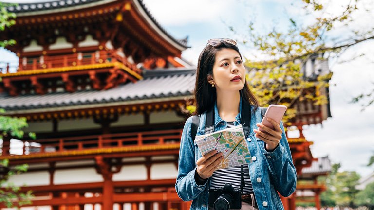 Female-traveler-using-eSIM-Japan-while-traveling-to-Japan
