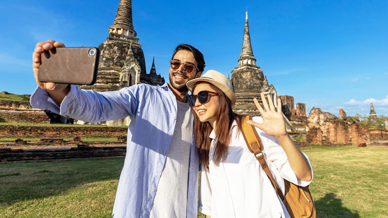 Couple-traveler-using-eSIM-Thailand-while-traveling-to-Thailand